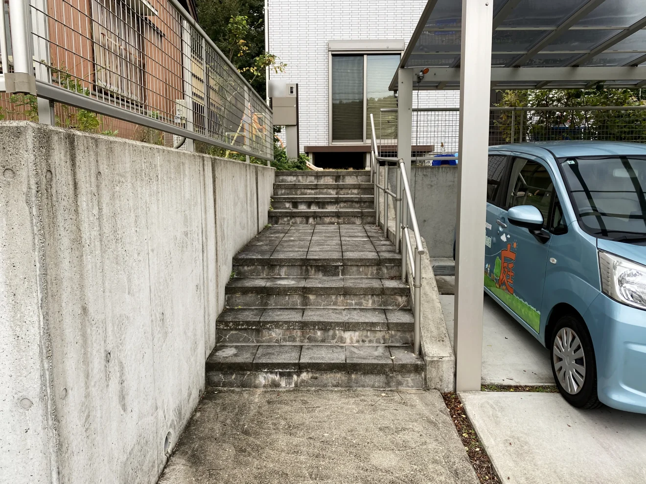 写真：リフォーム前の階段周り - 福田造園の施工事例（愛知県みよし市）