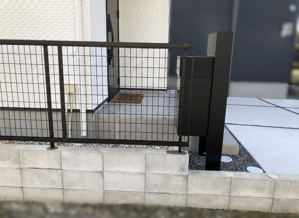 写真：メッシュフェンスとブロック積 - 福田造園の施工事例（愛知県岡崎市）