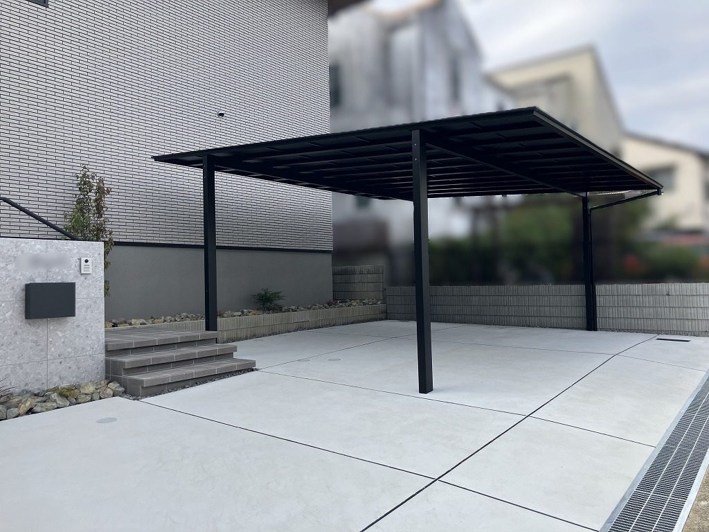 写真：土間コンクリートの駐車場とカーポート - 福田造園の施工事例（愛知県岡崎市）