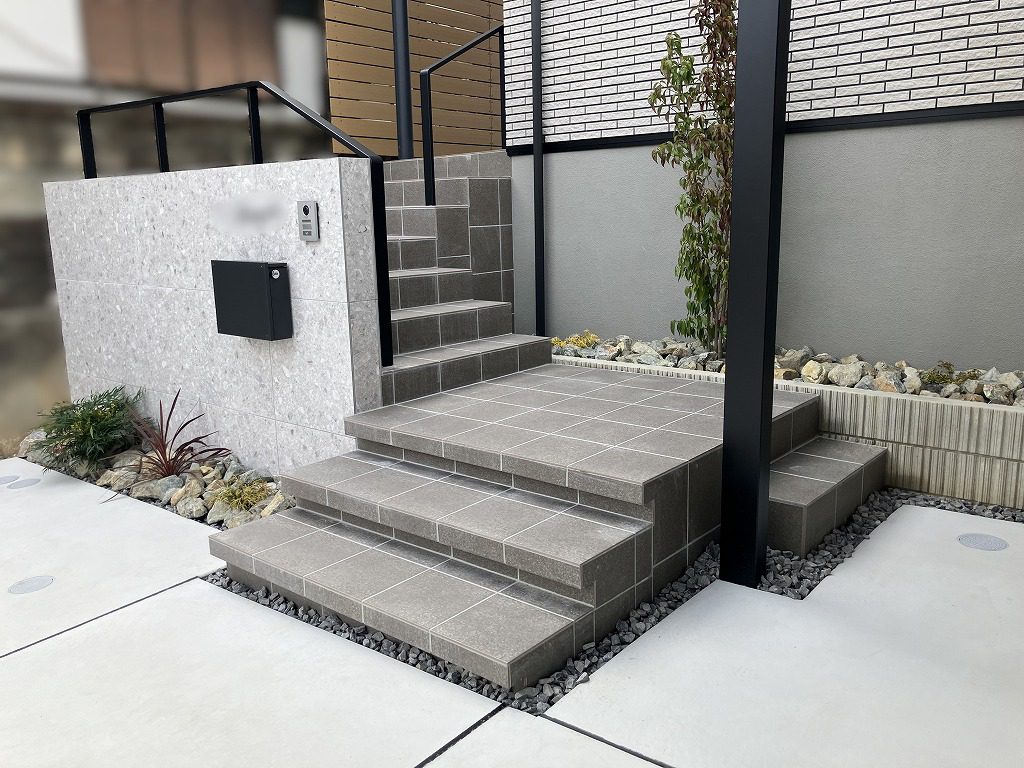 写真：門塀と階段アプローチ - 福田造園の施工事例（愛知県岡崎市）