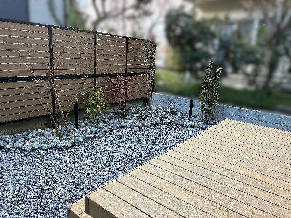 写真：ウッドデッキと目隠しフェンスと植栽- 福田造園の施工事例（愛知県安城市）