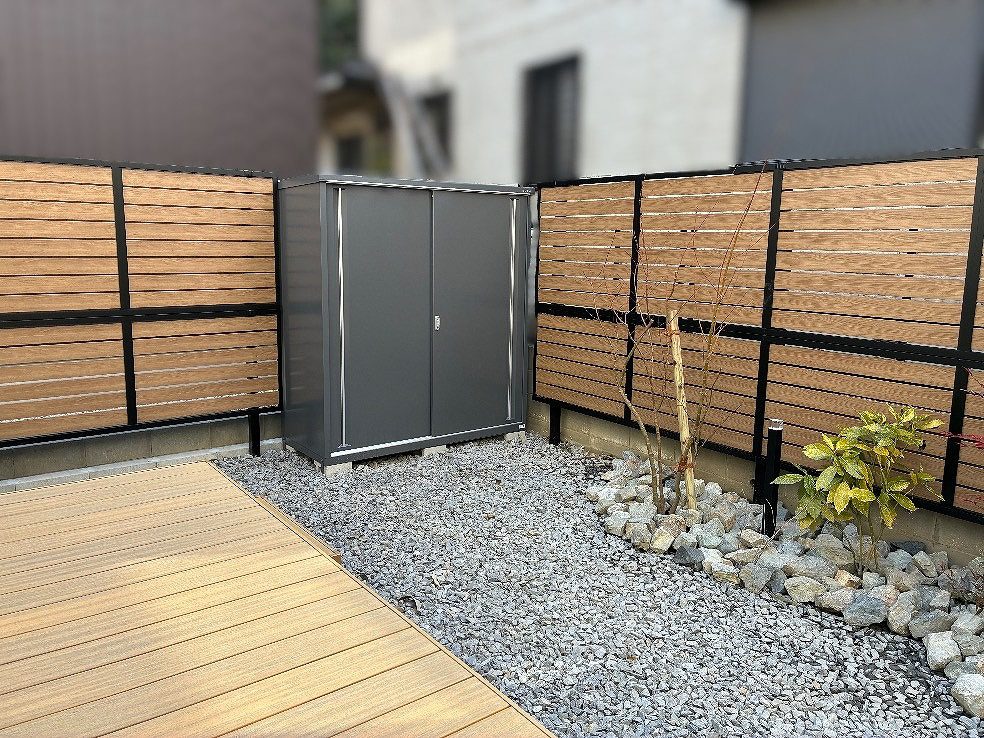 写真：目隠しフェンスと物置- 福田造園の施工事例（愛知県安城市）