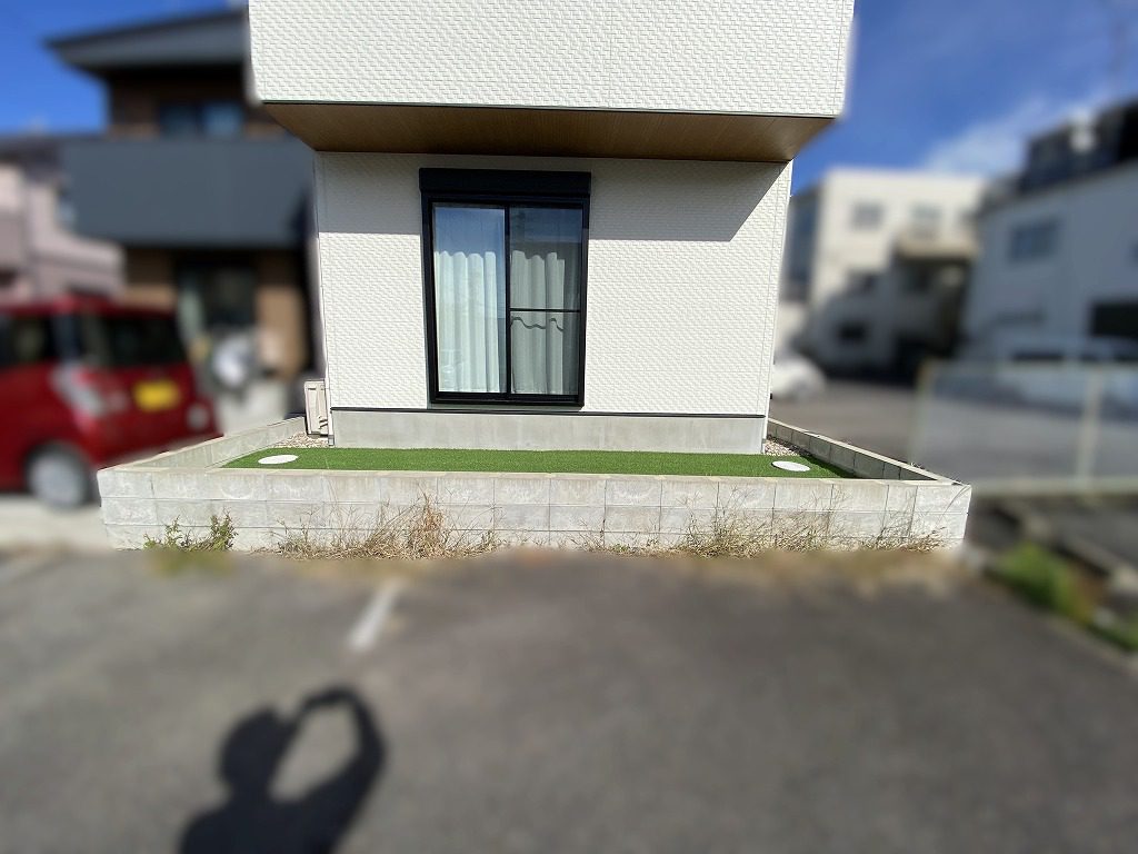 写真：人工芝の庭とブロック積 - 福田造園の施工事例（愛知県岡崎市）