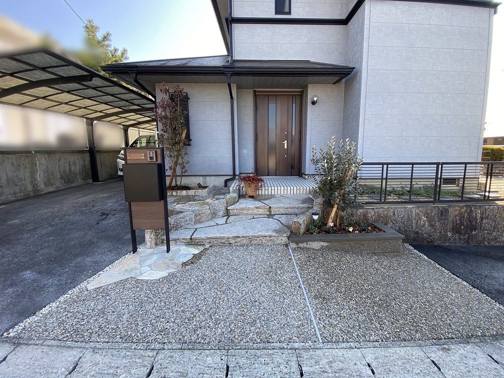 写真：門柱とアプローチ - 福田造園の施工事例（愛知県豊田市）