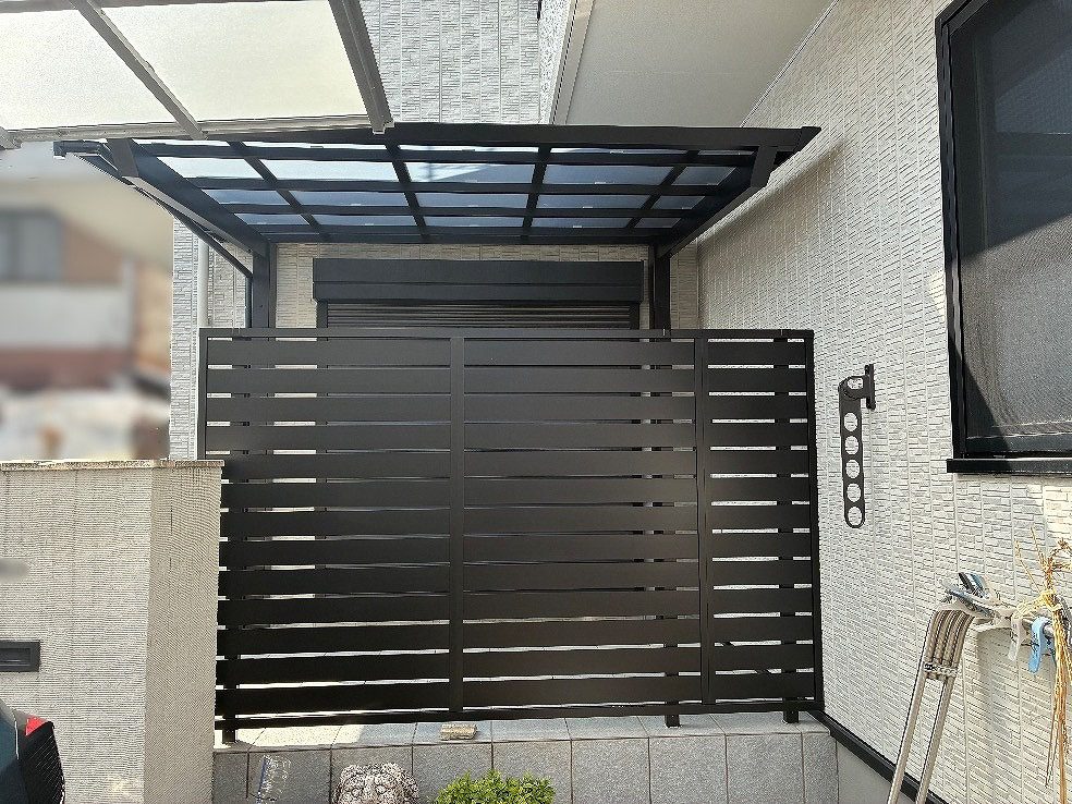 写真：フェンスとテラス屋根- 福田造園の施工事例（愛知県岡崎市）