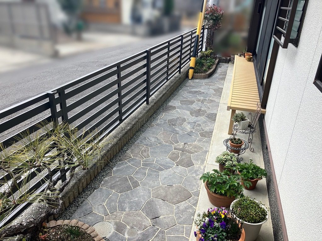 写真：リフォーム後の平板敷き02 - 福田造園の施工事例（愛知県豊田市）