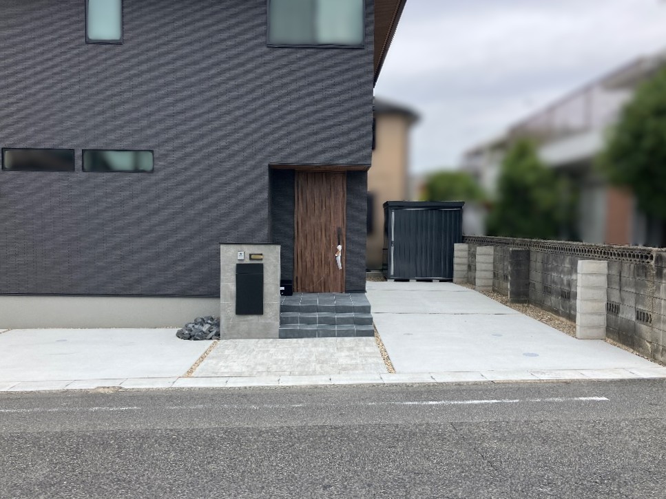 写真：新築外構工事後の駐車場01- 福田造園の施工事例（愛知県豊田市）